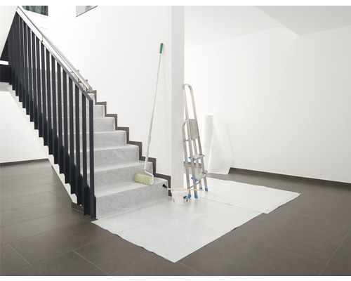 Vorbereitungen zum Malen eines Treppenhauses mit Abdeckmaterial, Leiter und Farbroller