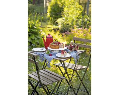 Gartenszene mit Tisch, Stühlen, Erdbeerkuchen, Erdbeeren und Kaffeekanne