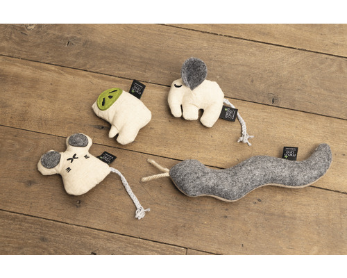 Quatre différents jouets en peluche sur un plancher en bois