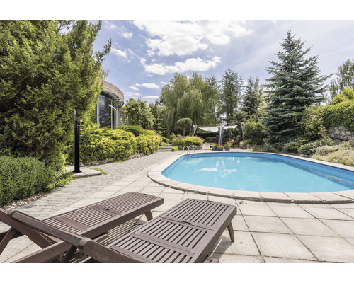 Gartenszene mit Pool, Liegestühlen und Gartendusche