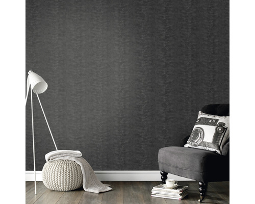 Szene mit gemusterter Tapete, Sessel, Lampe und Dekoration