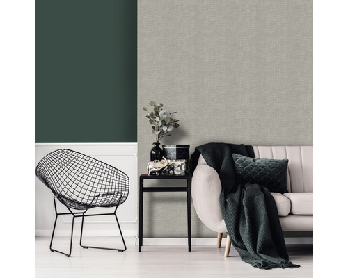 Wohnzimmer mit grauer Tapete in Lederoptik, Sofa, Beistelltisch und Stuhl