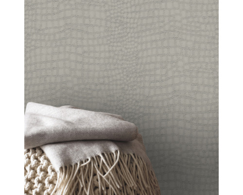 Tapete mit Krokodilhautmuster und Decke mit Fransen