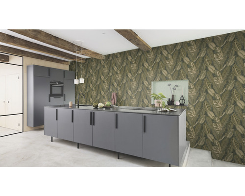 Moderne Küche mit grauen Schränken und Blattmuster-Tapete