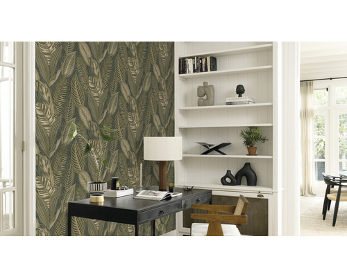 Dekoratives Wohnzimmer mit Blättermuster-Tapete, Schreibtisch und Bücherregal