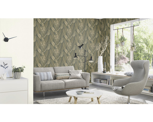 Wohnzimmer mit Sofa, Sessel und einer Tapete mit Blattmuster