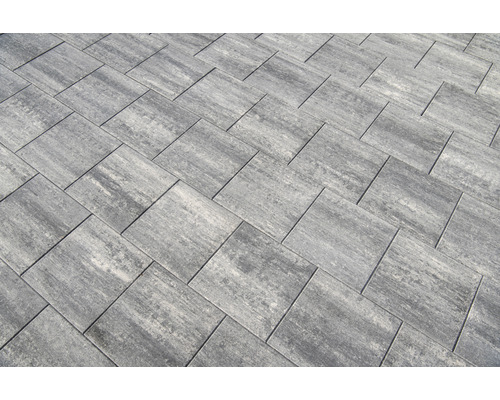 Verlegung von Betonpflastersteinen im Fischgrätenmuster