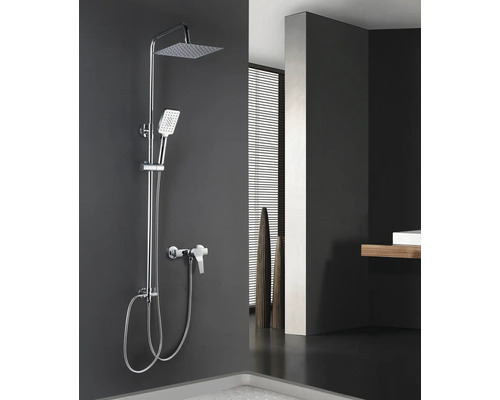 Duschsäule mit Kopfbrause und Handbrause im modernen Badezimmer