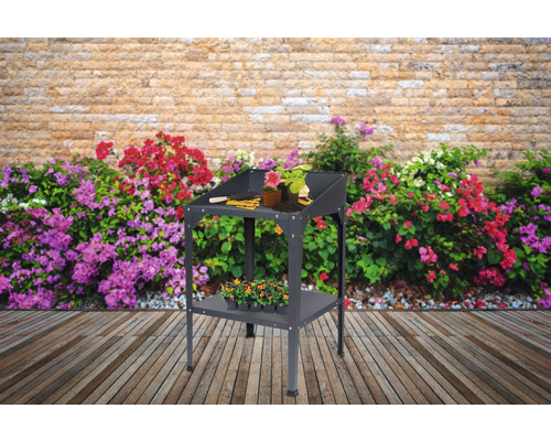 Gartentisch zum Umtopfen mit Blumen und Gartengeräten
