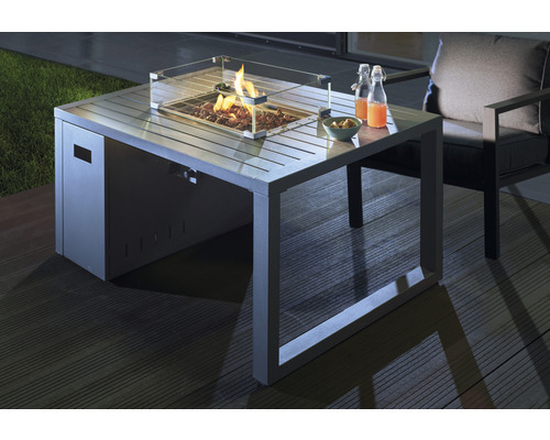Feuertisch mit Glasumrandung, Getränken und Sitzgelegenheit im Freien