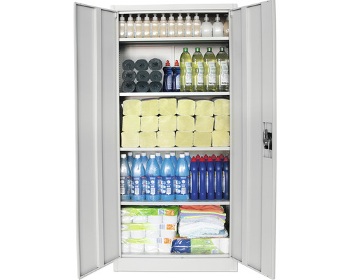 Geöffneter Stahlschrank gefüllt mit Reinigungs- und Haushaltsprodukten