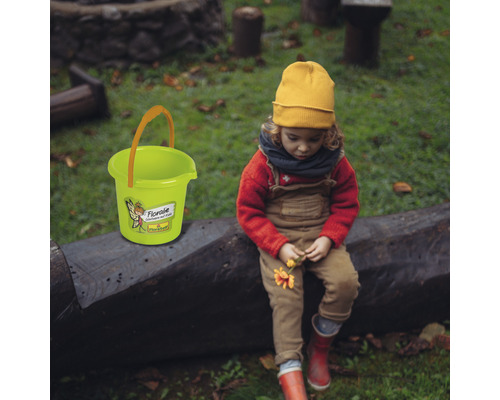 Seau en plastique avec poignée et impression à côté d''un enfant