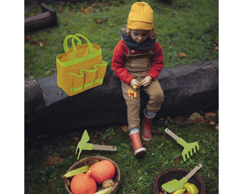 Szene mit Gartengeräten, einer Tasche und einem Kind, das auf einem Baumstamm sitzt
