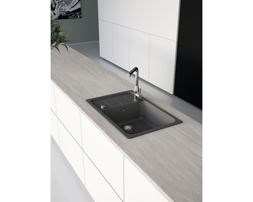 Küchenszene mit Spültisch, Armatur und Abtropffläche