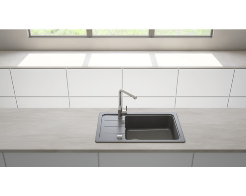 Küchenspüle mit Abtropffläche und Wasserhahn in einer hellen Küche