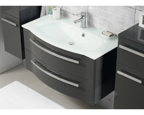 Graues Badezimmer mit Waschbeckenunterschrank, Waschbecken und Armatur.