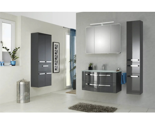 Badezimmer mit Waschtischunterschrank, Spiegelschrank, Hochschrank und Wandschrank