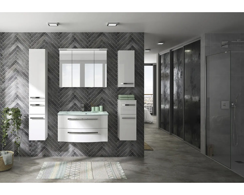 Badezimmer mit Waschbecken, Spiegelschrank, Hochschrank und Unterschrank in Weiß