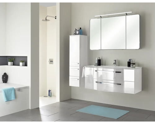 Badezimmer mit Dusche, Waschbeckenunterschrank, Spiegelschrank und Handtuch