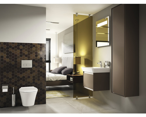 Salle de bains moderne avec toilettes, lavabo et armoire de toilette dans une chambre.