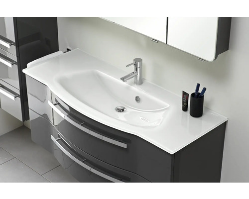 Waschbeckenunterschrank mit Waschbecken, Armatur und Schubladen für das Badezimmer.