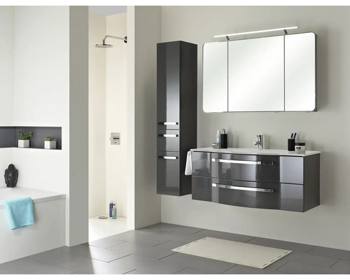 Badezimmer mit Waschtisch, Spiegelschrank, Hochschrank und Dusche