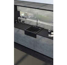 Moderne Küche mit Spüle, Armatur und Küchenutensilien auf der Arbeitsfläche.