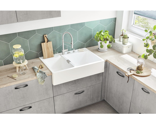 Cuisine moderne avec évier, robinetterie et décoration