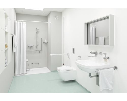 Salle de bains accessible avec douche, toilettes et lavabo avec barres d''appui