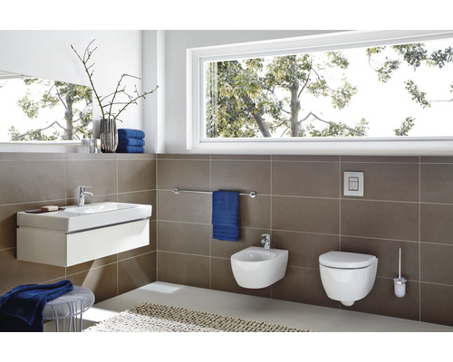 Modernes Badezimmer mit Waschbecken, Bidet und Toilette