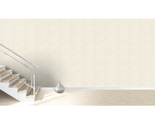 Pièce lumineuse avec escalier, vase argentée et papier peint beige.