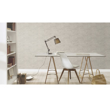 Bureau avec bureau, lampe de bureau, chaise, bibliothèque et papier peint structuré beige