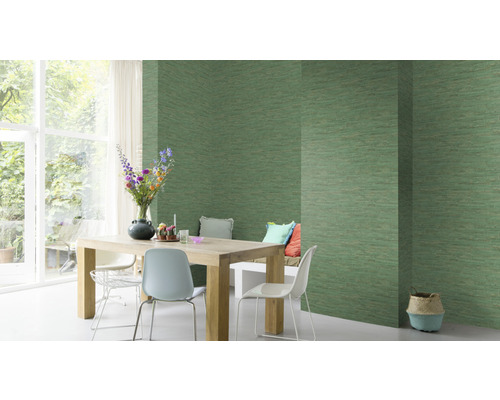 Salle à manger avec table, chaises et décoration murale avec papier peint structuré