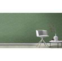 Pièce décorative avec papier peint à motifs, chaise et table d''appoint