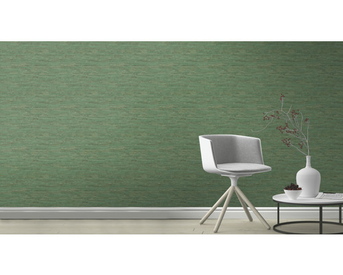 Pièce décorative avec papier peint à motifs, chaise et table d''appoint