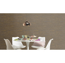 Salle à manger avec carrelage mural aspect bois, table à manger, chaises et suspension