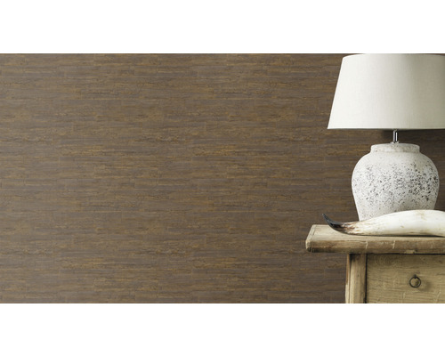 Wandgestaltung mit Lampen auf einem Beistelltisch