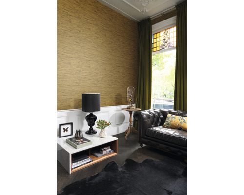 Wohnzimmer mit Tapete, Sofa, Teppich und Tisch