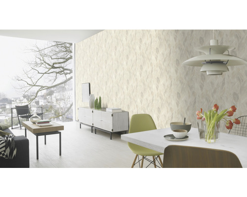 Salon avec papier peint à motifs, table à manger et buffet latéral