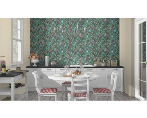 Heller Essbereich mit Esstisch, Stühlen und einer Wand mit Blattmuster-Tapete.