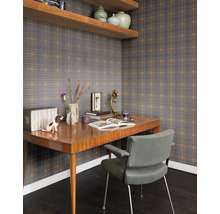 Bureau avec bureau, chaise, étagères et papier peint à carreaux
