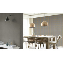 Salle à manger avec papier peint à carreaux, table en bois et suspensions