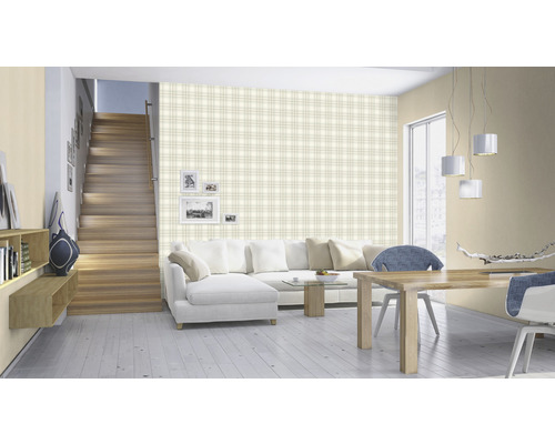 Wohnzimmer mit Treppe, Sofa, Esstisch, Stühlen und Tapete mit Karomuster