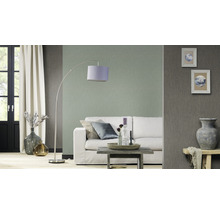 Wohnzimmer mit Sofa, Lampe und Dekoration