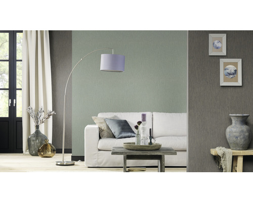 Salon avec canapé, lampe et décoration