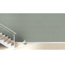 Treppe mit Holzstufen und silbernem Geländer in einem hellen Raum mit einer silbernen Vase.