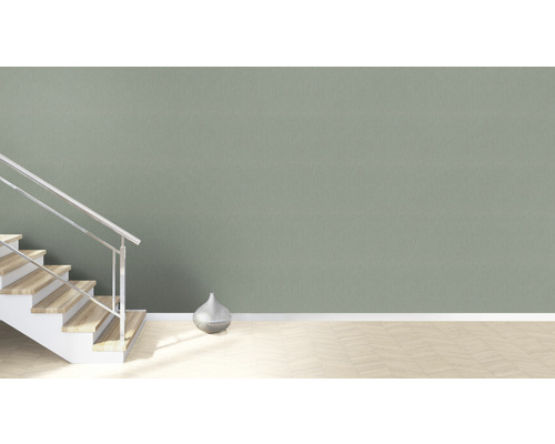 Escalier avec marches en bois et rampe argentée dans une pièce lumineuse avec un vase argenté.