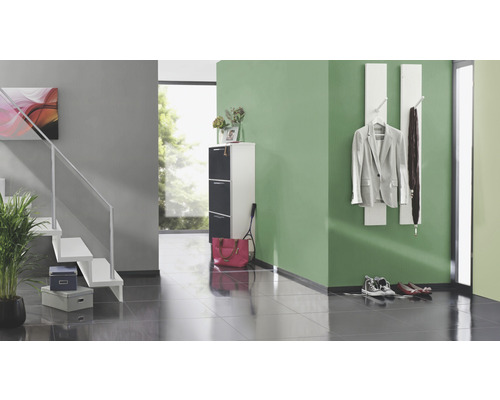 Espace d''entrée avec escalier, meuble à chaussures et vestiaire pour un rangement organisé
