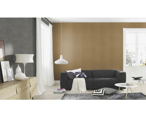 Salon avec canapé, table d''appoint, commode et suspension devant un papier peint à motifs