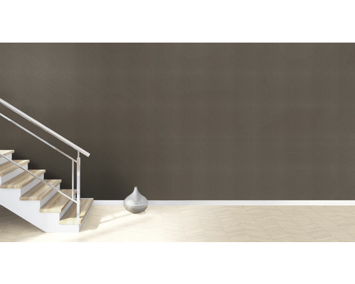 Escalier avec marches en bois, rampe en métal et vase dans la pièce